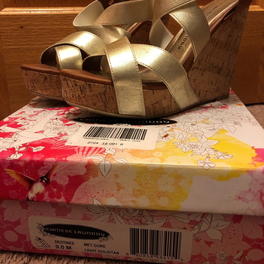 Chinese Laundry Destinee Gold Wedge Size 9 - Picture 2 of 4